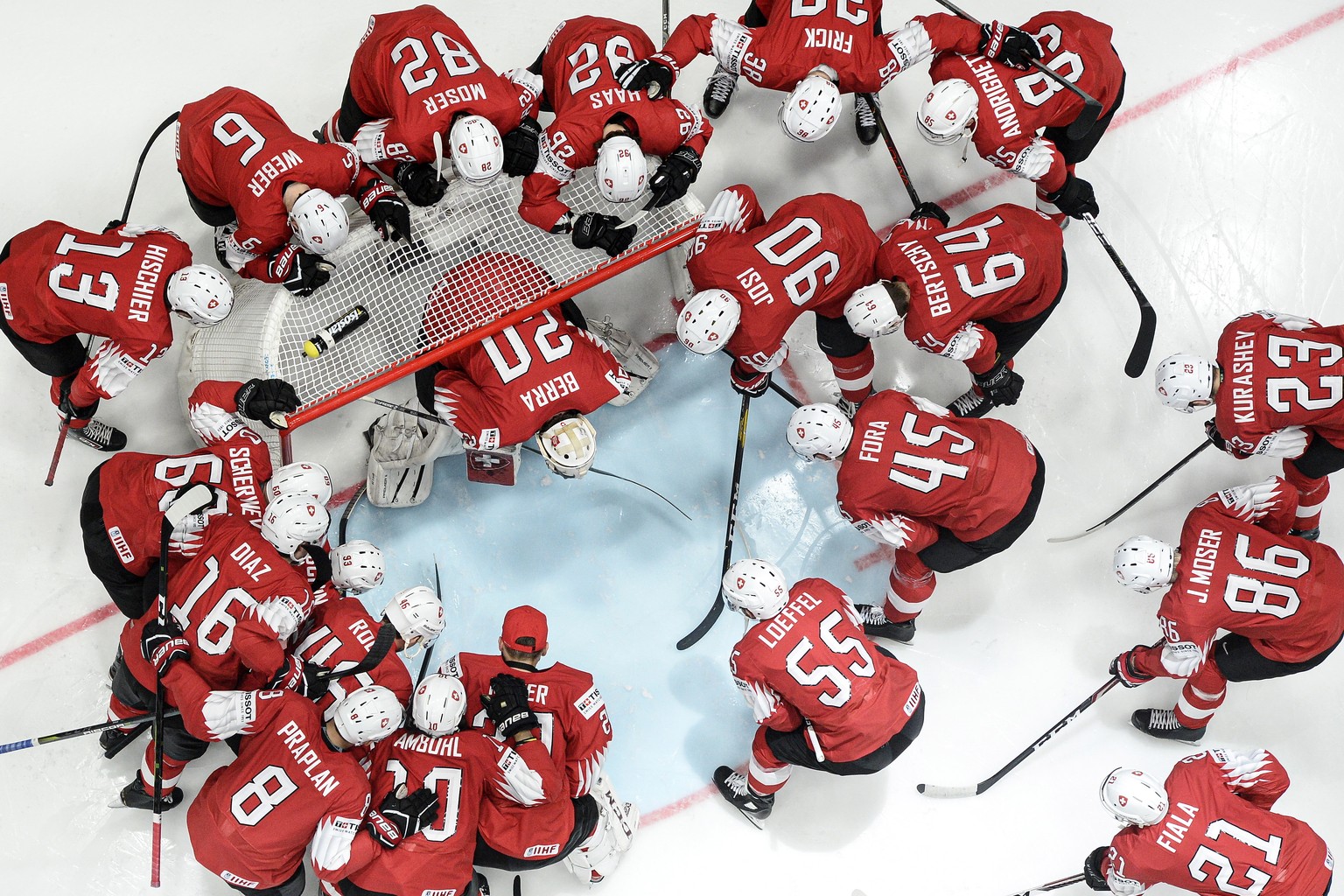 epaselect epa07571142 Switzerland&#039;s players during the IIHF World Championship group B ice hockey match between Switzerland and Austria at the Ondrej Nepela Arena in Bratislava, Slovakia, 14 May  ...