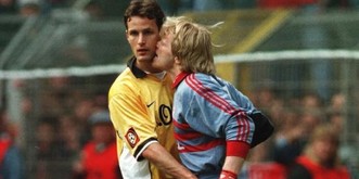 Kahn knabbert an Herrlich und fliegt in Kung-Fu-Manier auf Chapuisat zu