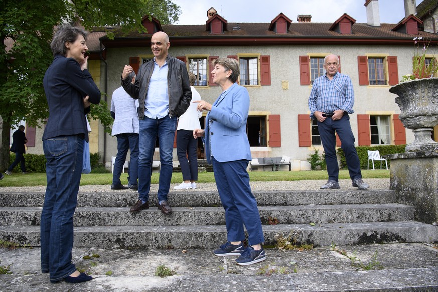 Les conseillers federaux, de gauche a droite, Simonetta Sommaruga, Alain Berset, Viola Amherd et Ueli Maurer parlent ensemble apres la photo de groupe lors de l'excursion du Conseil federal ce je ...