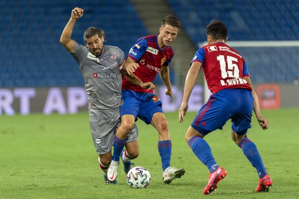 Winterthurs Davide Calla, links, im Kampf um den Ball gegen Basels Ricky van Wolfswinkel, rechts, im Fussball Schweizer Cup Halbfinal zwischen dem FC Basel 1893 und dem FC Winterthur im Stadion St. Ja ...