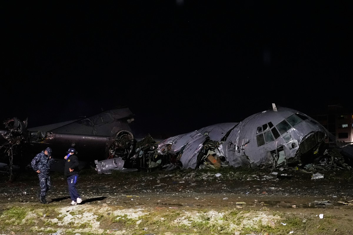 Police stands next to a plane that crashed in El Alto, Bolivia, Friday, Feb. 27, 2026. (AP Photo/Juan Karita)
APTOPIX Bolivia Plane Crash