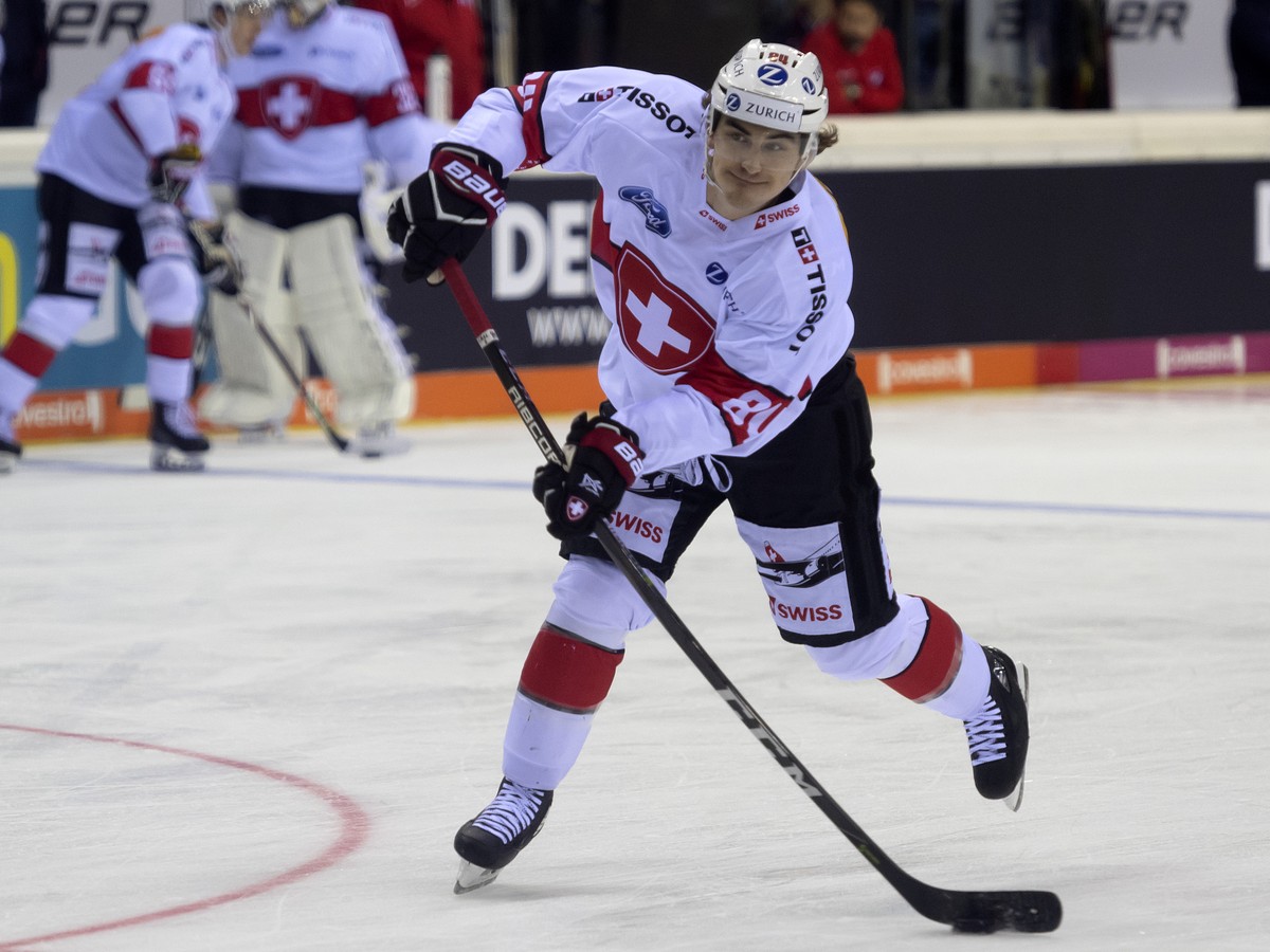 Switzerland's Samuel Kreis during the warm up prior to the Ice Hockey Deutschland Cup match between Slovakia and Switzerland at the Koenig Palast stadium in Krefeld, Germany, on Thursday, Novembe ...