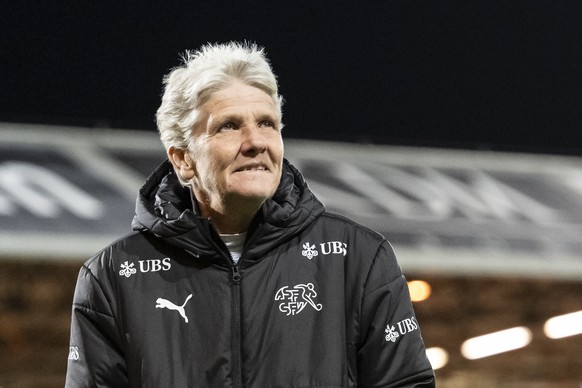 Switzerland&#039;s head coach Pia Sundhage enters the pitch ahead of the friendly match between Scotland and Switzerland on Tuesday, October 28, 2025, at East End Park in Dunfermline, Scotland. (KEYST ...
