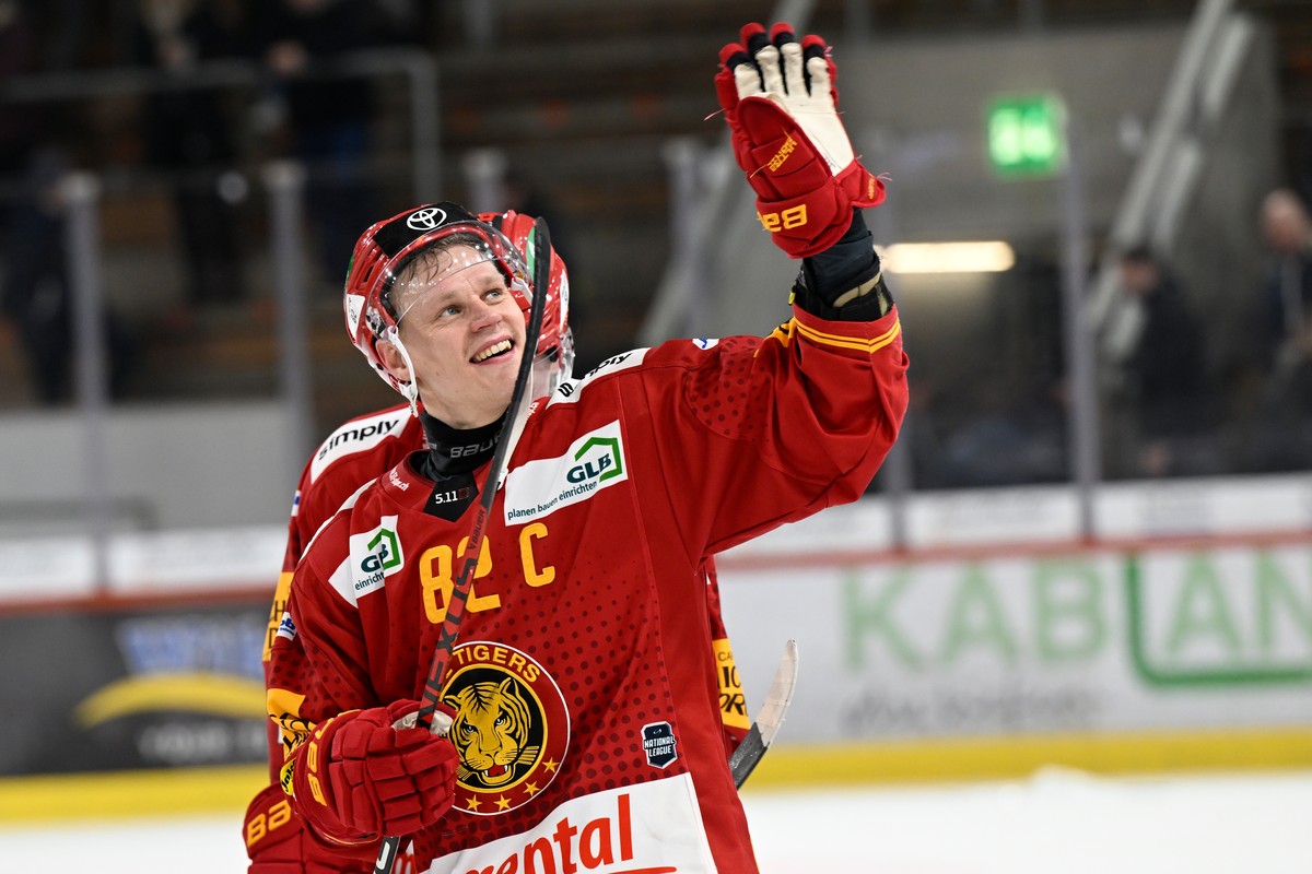Tigers Harry Pesonen nach dem Eishockey-Qualifikationsspiel der National League zwischen den SCL Tigers und dem EV Zug, am Sonntag, 25. Februar 2024, in der Emmental Versicherungs Arena in Langnau. (K ...