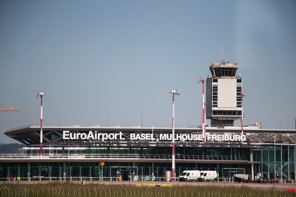 Blick auf das Terminalgebaeude und den Tower des Euroairport Basel Mulhouse Freiburg von der fuer Sanierungsarbeiten gesperrten Hauptpiste, am Mittwoch, 29. April 2026 in Saint-Louis, Frankreich. (KEY ...