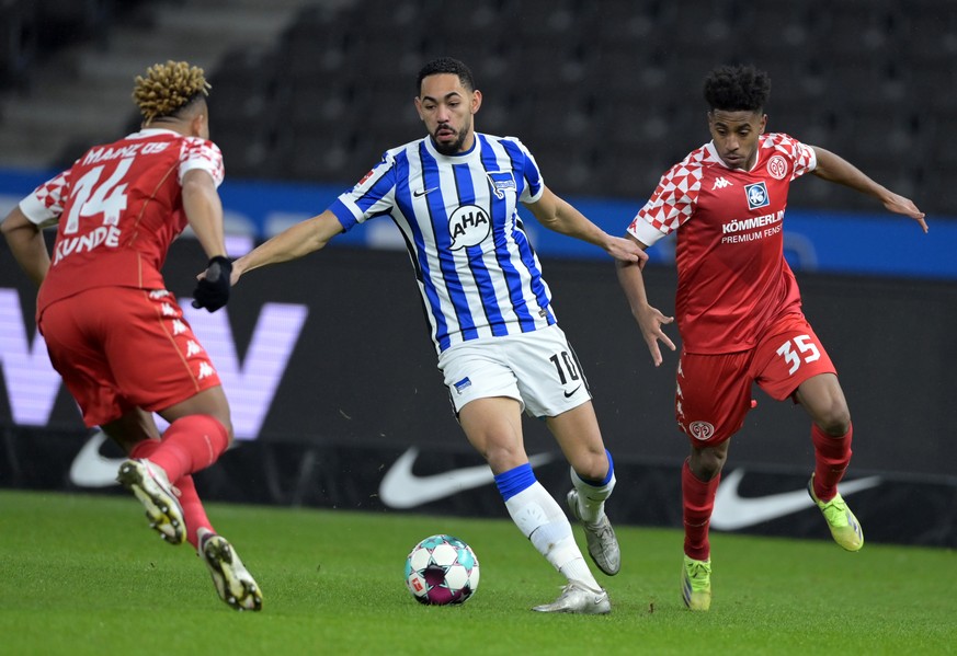 15.12.2020, Berlin: Fu�ball: Bundesliga, Hertha BSC - FSV Mainz 05, 12. Spieltag im Olympiastadion. Matheus Cunha (M) von Hertha gegen Kunde Malong (l) und Leonardo Barreiro Martins von Mainz. Foto: S ...