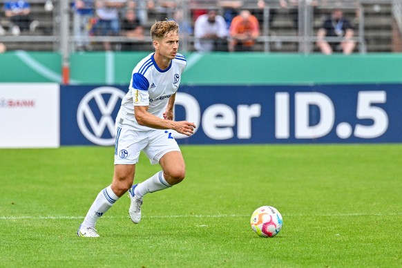 GER, DFB-Pokal, 1. Runde, Bremer SV vs FC Schalke 04 / 31.07.2022, Marschweg-Stadion , Oldenburg , GER, DFB-Pokal, 1. Runde, Bremer SV vs FC Schalke 04 im Bild / picture shows Cedric Brunner (FC Schal ...