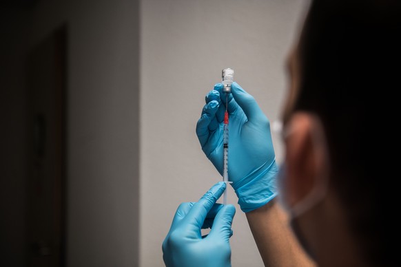 Locarno: primi vaccini anti Covid-19 alla Casa Anziani San Carlo di Locarno. Nella foto, la preparazione del vaccino Pfizer - BionTech Covid-19, da parte di un infermiere della Casa anziani San Carlo  ...