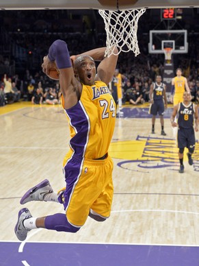 Kobe Bryant setzt zum Dunk an.