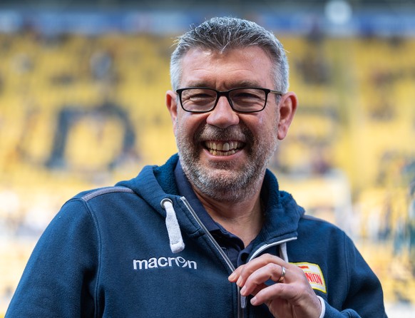 07.04.2019, Sachsen, Dresden: Fussball: 2. Bundesliga, Dynamo Dresden - 1. FC Union Berlin, 28. Spieltag, im Rudolf-Harbig-Stadion. Unions Trainer Urs Fischer lacht vor Beginn des Spiels im Stadion. ( ...