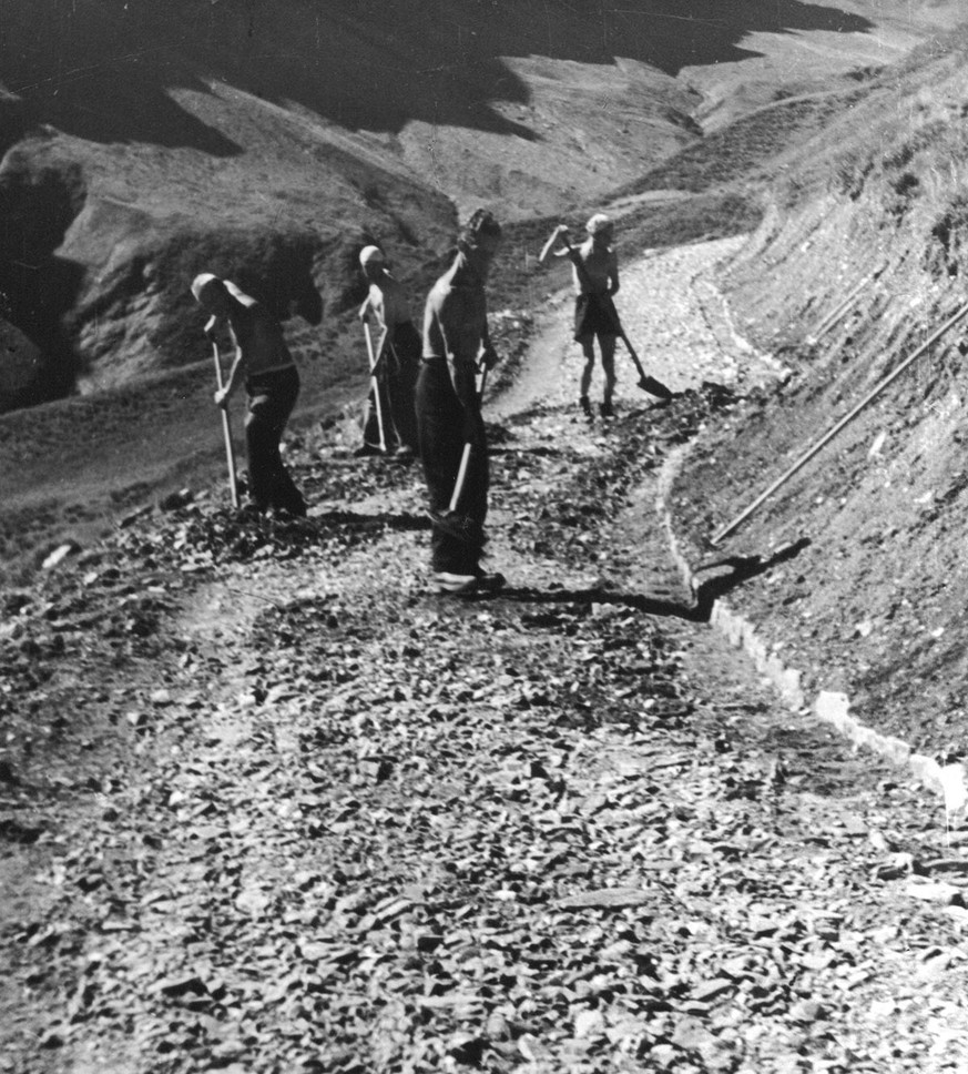 Strassenbauarbeiten im Talabschluss des Safientals.
https://polenmuseum.ch/museum-2