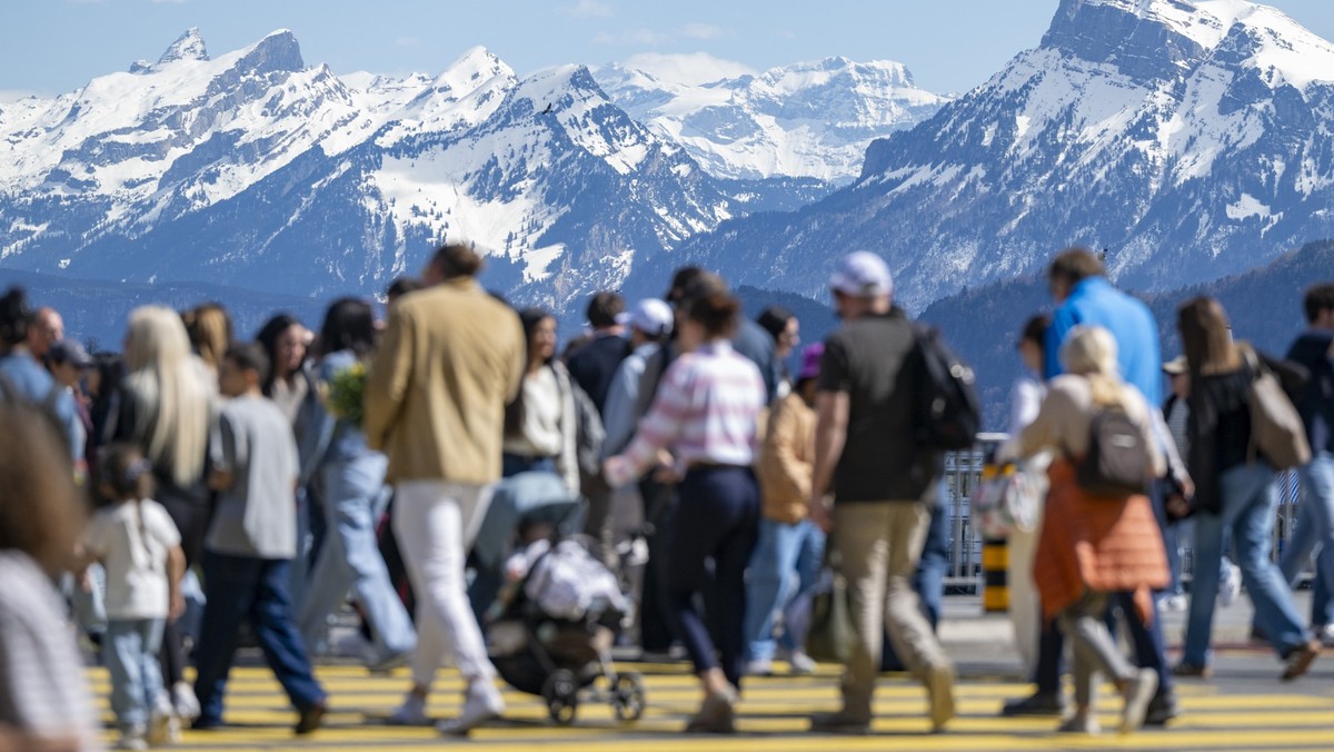 KEYPIX - Touristen geniessen das tolle Fruehlingswetter am See und Reussufer in der Stadt Luzern am Vierwaldstaettersee am Ostersonntag, 5. April 2026 in Luzern. (KEYSTONE/Urs Flueeler)