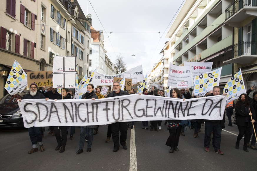 Journalistinnen und Journalisten der Schweizerischen Depeschenagentur SDA (ATS) sowie Gewerkschaftsvertreter demonstrieren gegen den geplanten Stellenabbau, am Freitag, 2. Februar 2018, in Bern. Die S ...