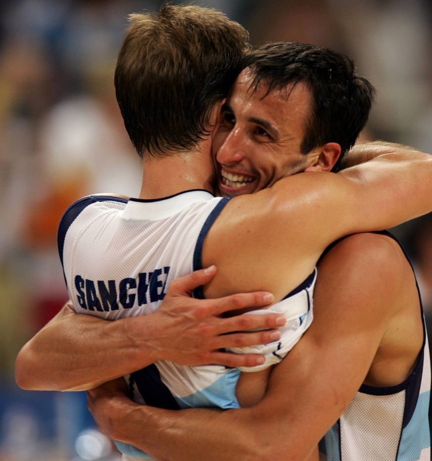 Emanuel Ginobili (re.) und Juan Ignacio Sanchez (beide Argentinien) feiern den Einzug ins Olympische Basketballfinale Basketball OS Sommer Herren Olympische Sommerspiele Athen 2004, Olympia, Olympiade ...