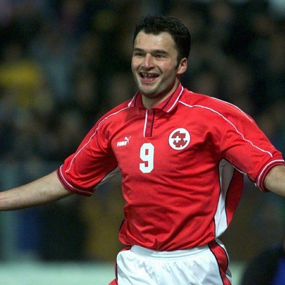 Switzerland's Stephane Chapuisat jubilates after scoring the second goal for his team on Wednesday, March 31, 1999 during the Eurochamps qualifying soccer match Switzerland vs. Wales in Zuerich, Switz ...