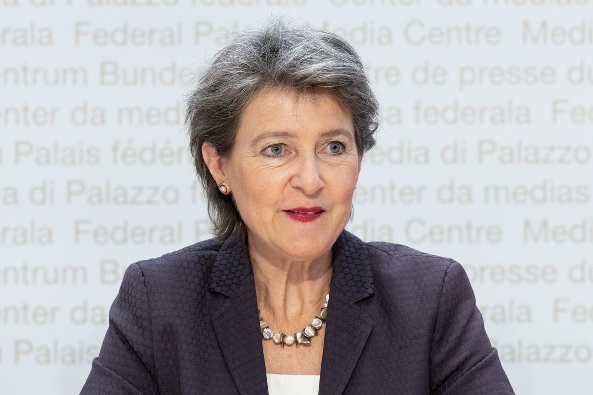 Bundesraetin Simonetta Sommaruga spricht an einer Medienkonferenz zur Stromversorgungssicherheit, am Mittwoch, 19. Oktober 2022, in Bern. (KEYSTONE/Peter Schneider)