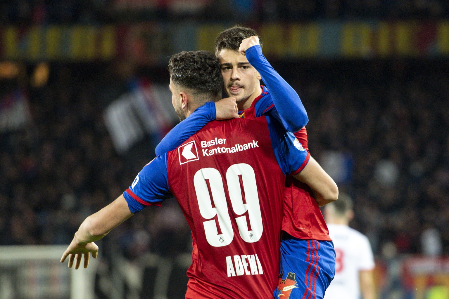 Basels Kemal Ademi, links, und Edon Zhegrova, rechts, jubeln nach dem 1:1 im Fussball Meisterschaftsspiel der Super League zwischen dem FC Basel 1893 und Neuchatel Xamax FCS im Stadion St. Jakob-Park  ...