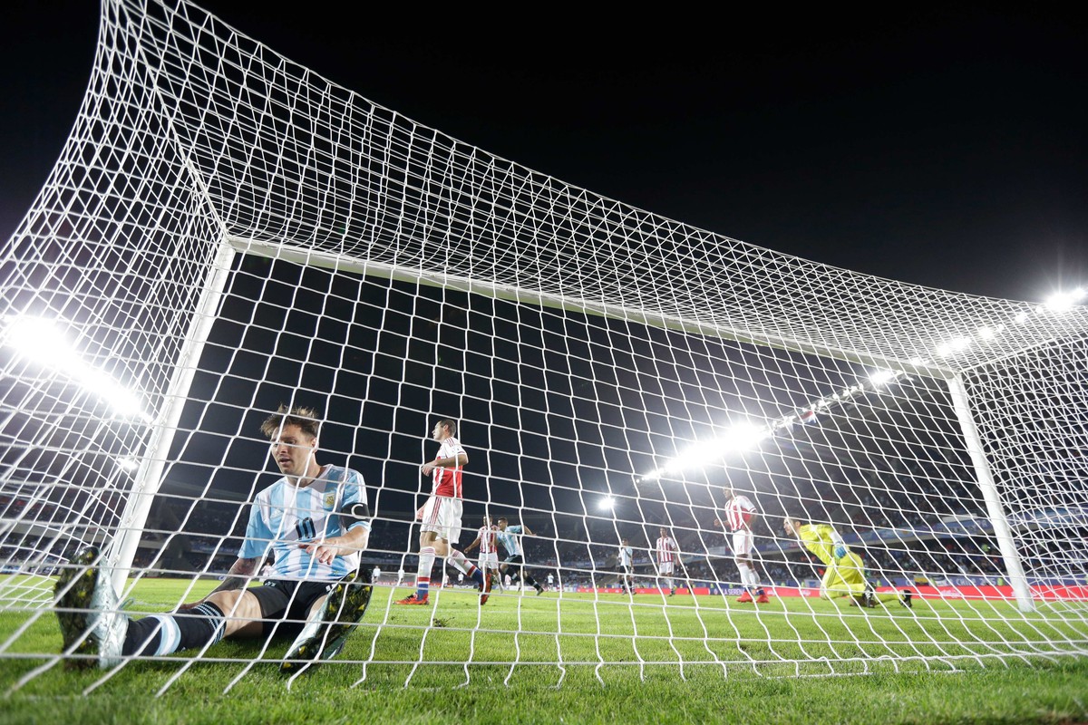 Nicht Messi, sondern der Ball muss noch viermal ins Tor, damit der Argentinier Ronaldo noch abfängt.
