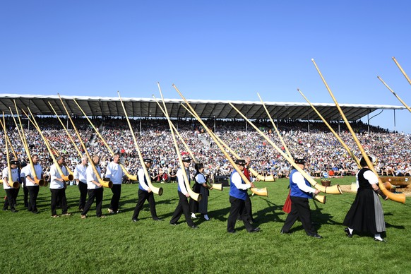 Alphornblaeser waehrend dem Festakt am Eidgenoessischen Schwing- und Aelplerfest (ESAF) in Zug, am Sonntag, 25. August 2019. (KEYSTONE/Urs Flueeler)