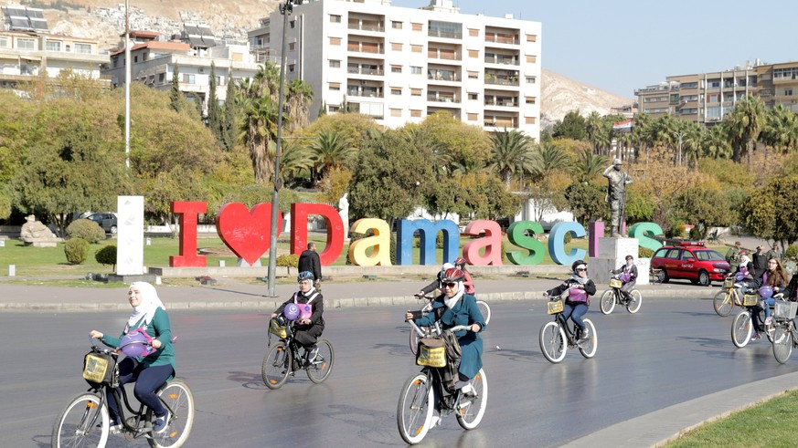 epa06361644 Syrian girls and women participate in an event held in Damascus, Syria, 01 December 2017. The event is part of a campaign against verbal harassment of female cyclists. The event was held u ...