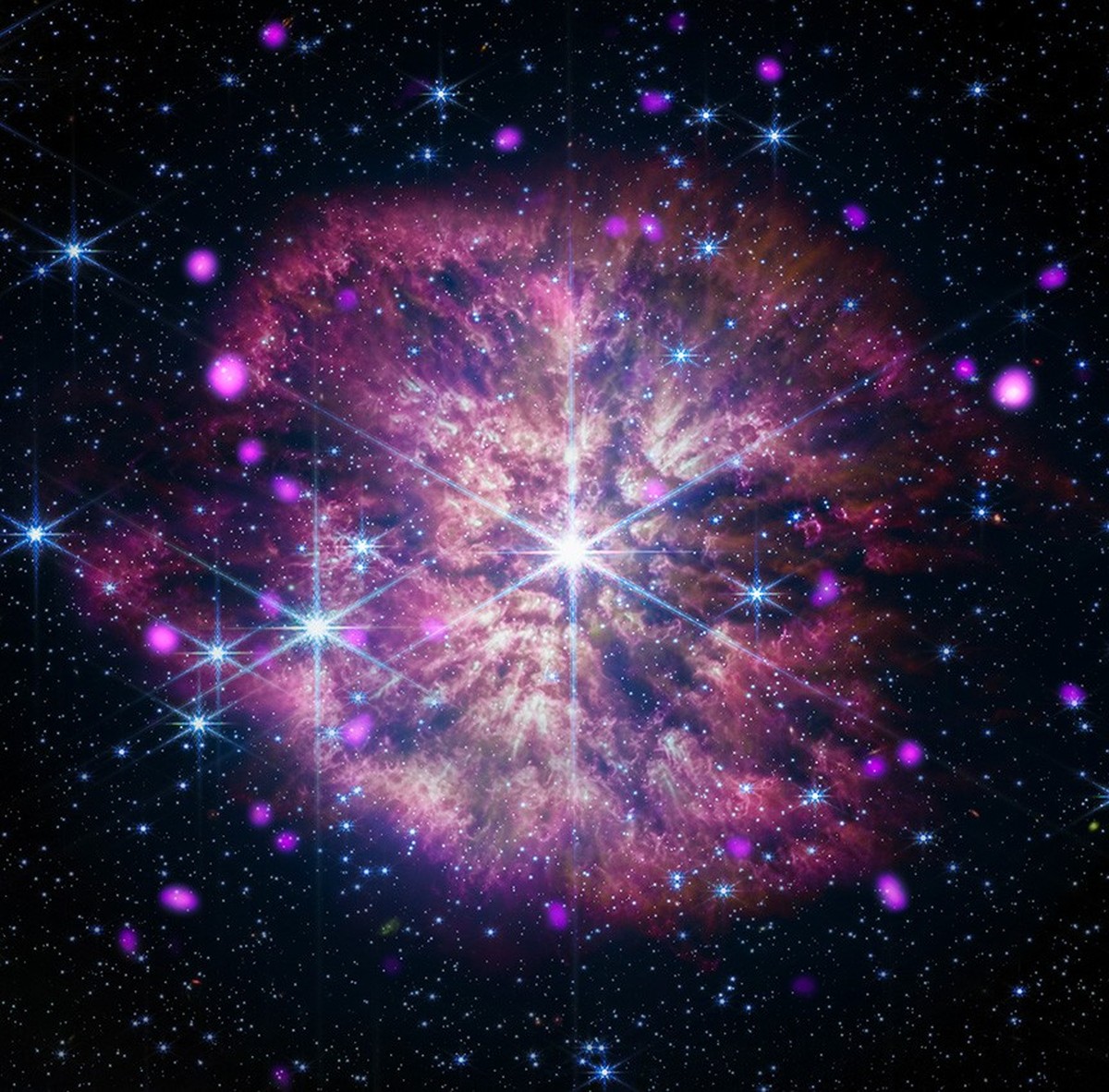 WR 124 ist ein seltener Typ eines Wolf-Rayet-Sterns, ein heller, massereicher Stern, der sich in einer kurzlebigen Phase seiner Entwicklung befindet.