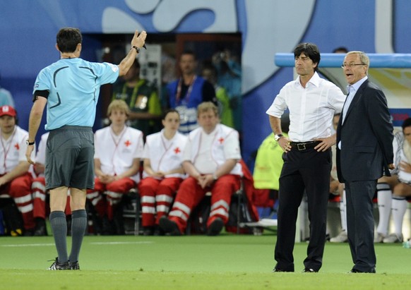 Schiedsrichter Mejuto Gonzalez schickt Löw und Hickersberger auf die Tribüne, diese verbrüdern sich gegen den Entscheid – vergeblich.