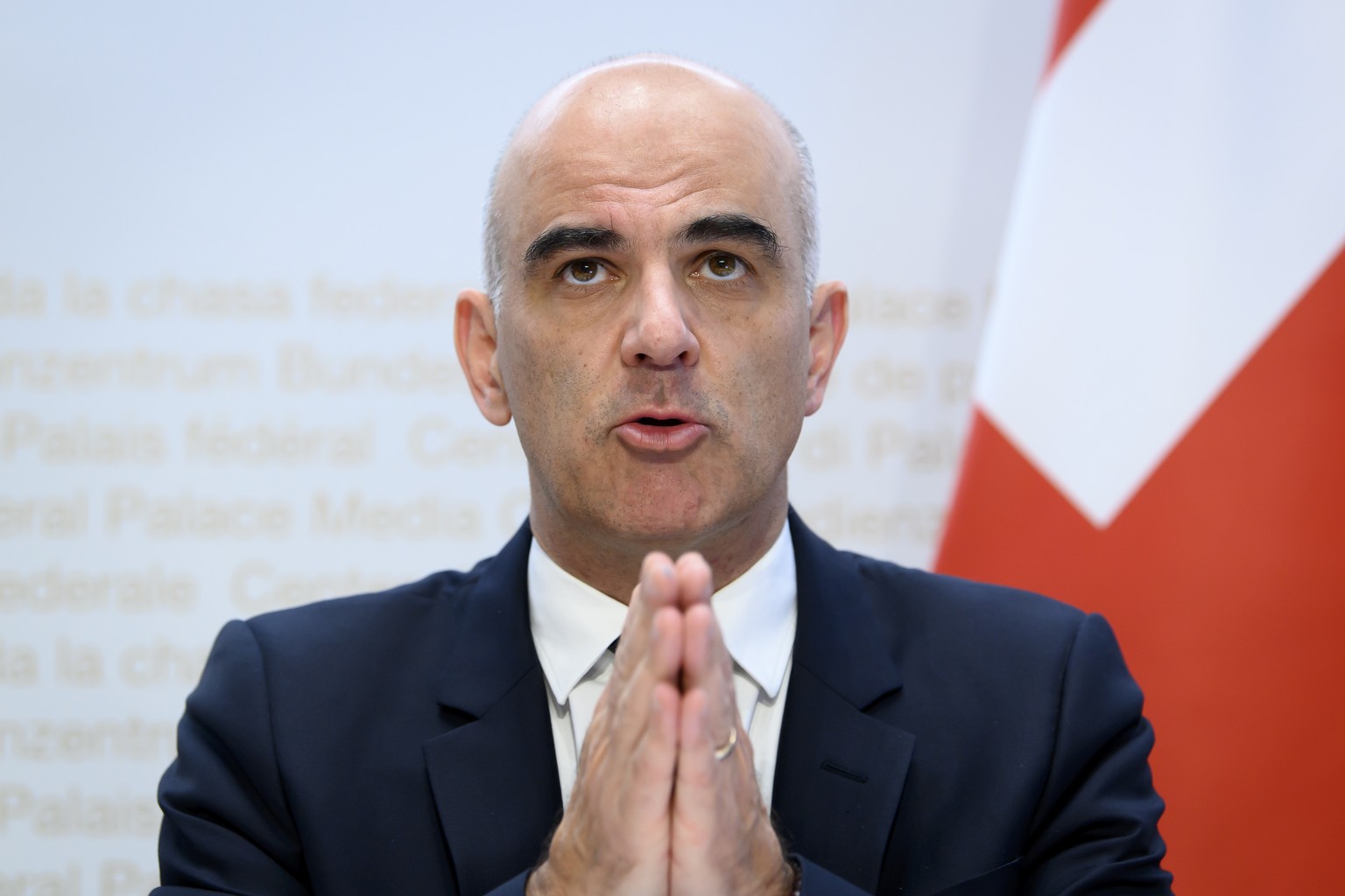 Bundesrat Alain Berset spricht an einer Medienkonferenz, am Freitag, 18. Dezember 2020, im Medienzentrum Bundeshaus in Bern zur Verschaerfung der Corona-Massnahmen wegen der weitherhin hohen Fallzahle ...