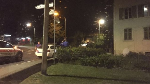 In Menziken rannte ein Mann nackt durch die Strassen. Die Regionalpolizei brachte ihn zum Amtsarzt.