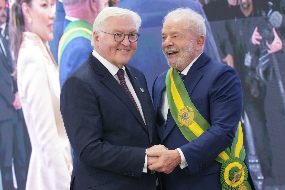 President Luiz Inacio Lula da Silva, right, poses for a picture with Germany's President Frank-Walter Steinmeier after he was sworn in as new president at the Planalto Palace in Brasilia, Brazil, ...