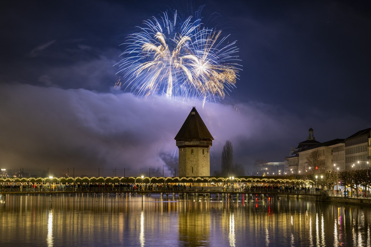 The New year fireworks explode over the famous Chapel Bridge and Old Town in Lucerne, Switzerland, on Wednesday, January 1, 2025. (KEYSTONE/Urs Flueeler)..Mit einem Feuerwerk ueber dem Luzerner Seebec ...