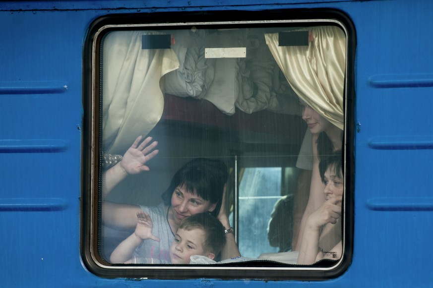 Eine Familie verabschiedet sich aus der Ukraine