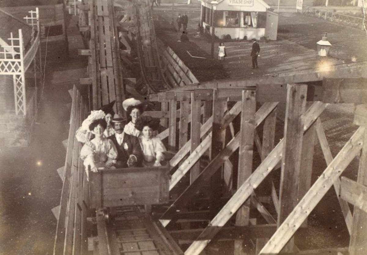 istoric Environment ScotlandFolgen
A Victorian rollercoaster around 1900
The Mather family from 16 Leamington Terrace in Edinburgh, Scotland on an unidentified rollercoaster.