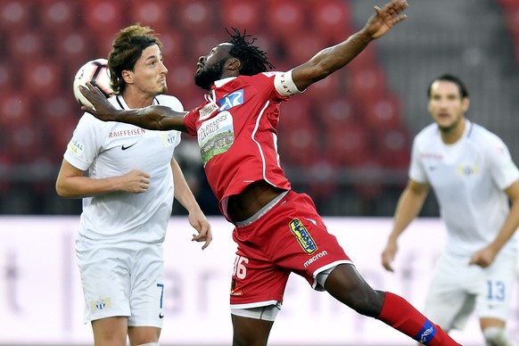 Der Zuercher Hekuran Kryeziu, links, gegen den Walliser Xavier Kouassi, rechtsd, beim Fussballspiel der Super League FC Zuerich gegen den FC Sion im Stadion Letzigrund in Zuerich am Sonntag, 11. Novem ...