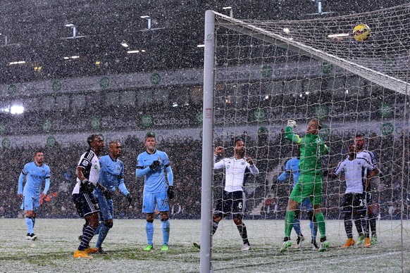 Joe Hart kassiert im Schneetreiben das 1:3. Doch ManCity gewinnt mühelos.