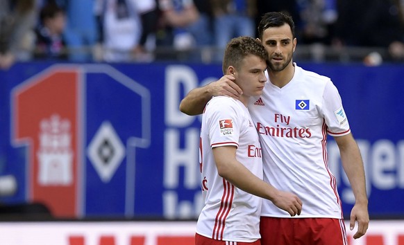 ZUM START DER 1. FUSSBALL BUNDESLIGA AM FREITAG, 18. AUGUST 2017, STELLEN WIR IHNEN FOLGENDES BILDMATERIAL ZU DEN SCHWEIZER SPIELERN ZUR VERFUEGUNG - Hamburg&#039;s Vasilije Janjicic (L) and Hamburg&# ...