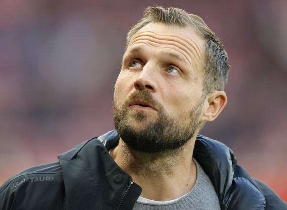 epa10931026 Mainz?s head coach Bo Svensson reacts before the German Bundesliga soccer match between 1. FSV Mainz 05 and FC Bayern Munich in Mainz, Germany, 21 October 2023. EPA/RONALD WITTEK CONDITION ...