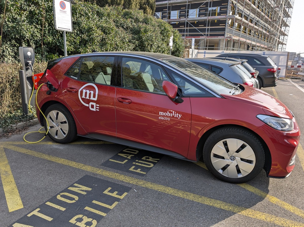 In der Schweiz werden mehr E-Autos und Plug-in-Hybride zugelassen.