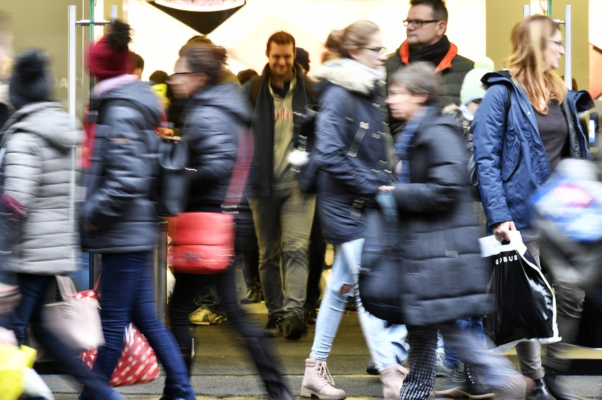 ARCHIV - ZUR WINTERSESSION 2019 MIT DEM THEMA BEGRENZUNGSINITIATIVE, STELLEN WIR IHNEN FOLGENDES BILDMATERIAL ZUR VERFUEGUNG - Grossandrang an der Zuercher Bahnhofstrasse beim Weihnachtseinkauf am Sam ...