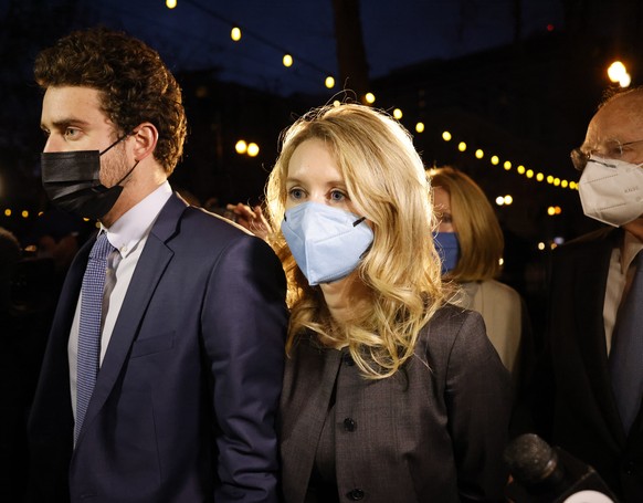 epa09665290 Elizabeth Holmes (C), founder of Theranos, her partner, Billy Evans (L), her mother Noel (2-R) and father Christian (R) departs the Robert F. Peckham Federal Building and US Courthouse aft ...