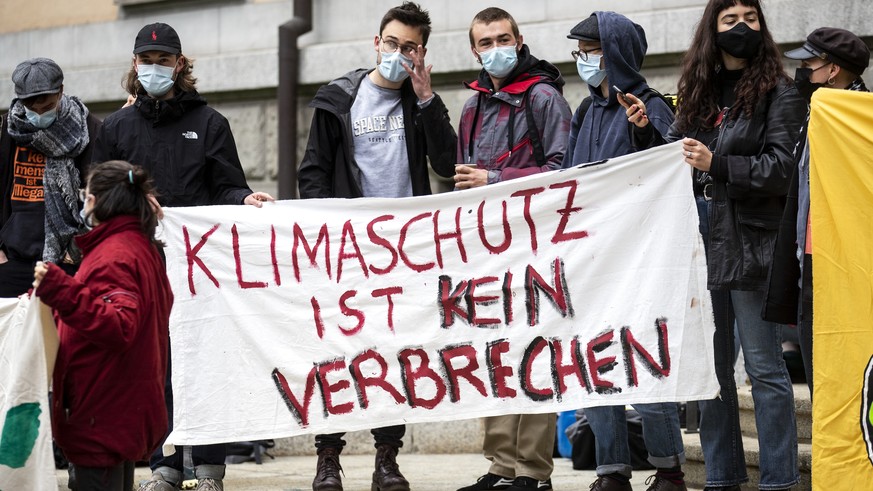 Solidaritaetskundgebung fuer die angeklagten Klima-Aktivisten vor dem Prozess im Volkshaus in Zuerich am Mittwoch, 12. Mai 2021. Die angklagten Aktivisten blockierten im Juli 2019 mit einer Sitzblocka ...