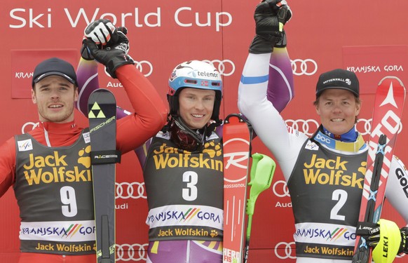 Neben dem Norweger klassieren sich Giuliano Razzoli (l.) und Mattias Hargin (r.) auf dem Podest.