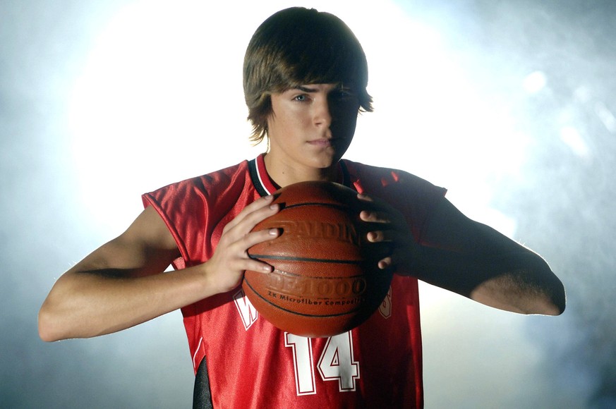 HIGH SCHOOL MUSICAL, Zac Efron, 2005, photo: Fred Hayes / Disney Channel / Courtesy: Everett Collection Disney Channel/Courtesy Everett Collection ACHTUNG AUFNAHMEDATUM GESCHÄTZT PUBLICATIONxINxGERxSU ...
