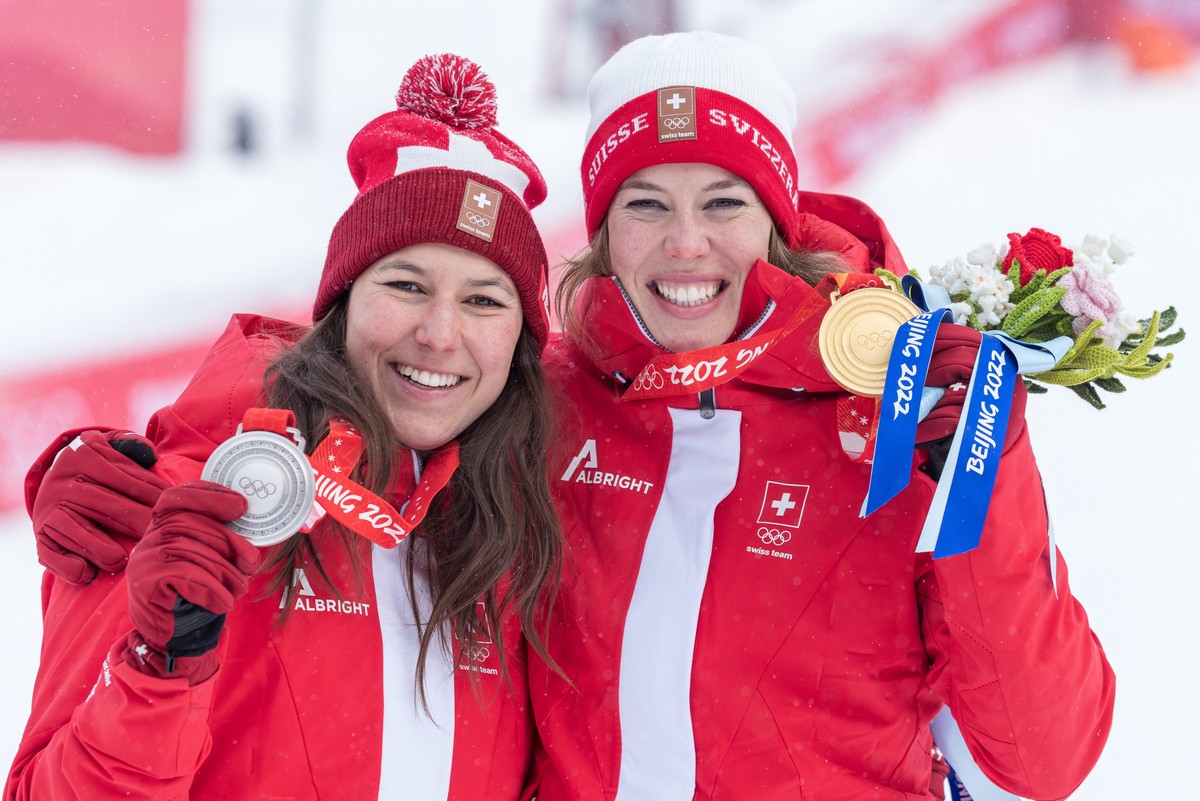 ABD0071_20220217 - YANQING - CHINA: v.l. Silbermedaillengewinnerin Wendy Holdener (SUI), Goldmedaillengewinnerin und Olympiasiegerin Michelle Gisin (SUI) w