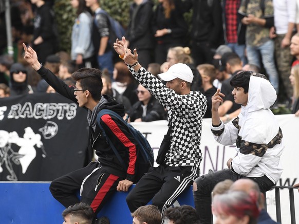 epa06976992 Counter demonstrators react to right wing protesters gathering at the place where a man was stabbed overnight 25 August 2018, in Chemnitz, Germany, 27 August 2018. A 35-year-old man report ...