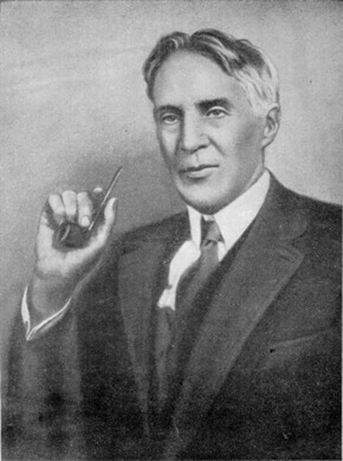 Robert Williams Wood en 1910.
https://fr.wikipedia.org/wiki/Rayon_N#/media/Fichier:Robert_Williams_Wood.png