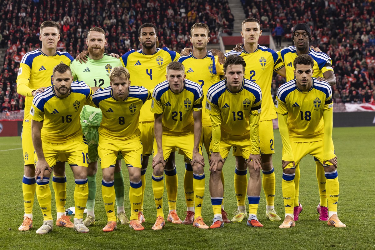 The Swedish players stand for the tradition team photo ahead of the FIFA 2026 World Cup Group B qualifying soccer match between Switzerland and Sweden, at the Stade de Geneve stadium, in Geneva, Switz ...