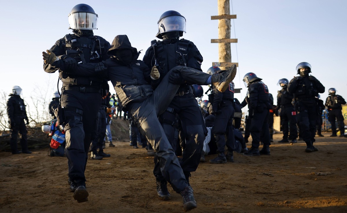 Erster Räumungstag im Ort Lützerath. Die ersten Schritte zur Räumung des Dorfes Lützerath sind angelaufen Die Polizei räumt erste Barrikaden, trägt Demonstranten weg und räumt die Zuwegungen zum Ortsk ...
