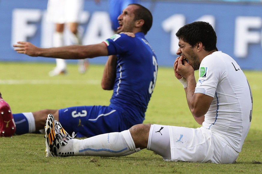 epa04779697 (FILE) A file picture dated 24 June 2014 of Italy's Giorgio Chiellini (L) claiming he was bitten by Uruguay's Luis Suarez (R) during the FIFA World Cup 2014 group D preliminary r ...