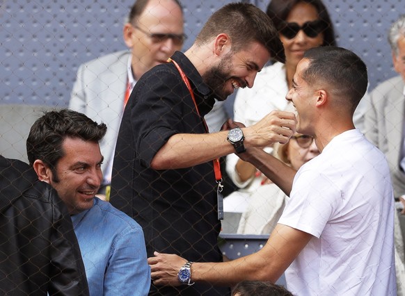epa06728719 Real Madrid&#039;s Lucas Vazquez (R) greets FC Barcelona&#039;s Gerard Pique (C) during the quarter final match between Rafael Nadal of Spain and Austria&#039;s Dominic Thiem at the 2018 M ...