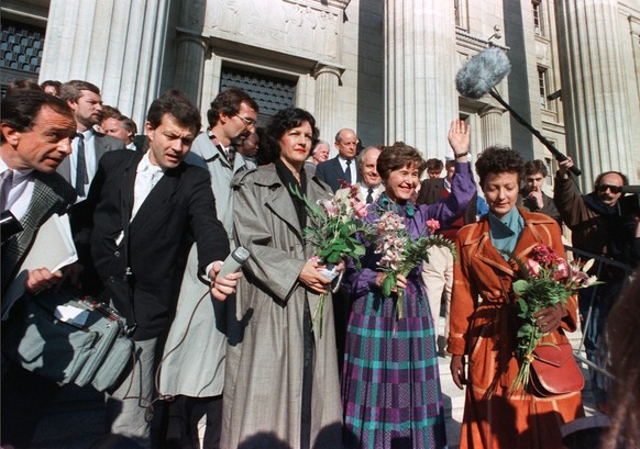 Die ehemalige Bundesraetin Elisabeth Kopp (Mitte) winkt am 24. Februar 1990 nach ihrem Freispruch im Prozess wegen Amtsgeheimnisverletzung am Bundesgericht in Lausanne. Der Prozess war das juristische ...
